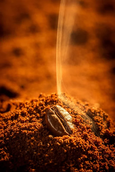 볶은 커피 향기 방출의 근접 촬영 — 스톡 사진
