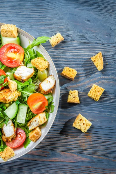 Salada César saudável feita de legumes frescos na mesa azul — Fotografia de Stock