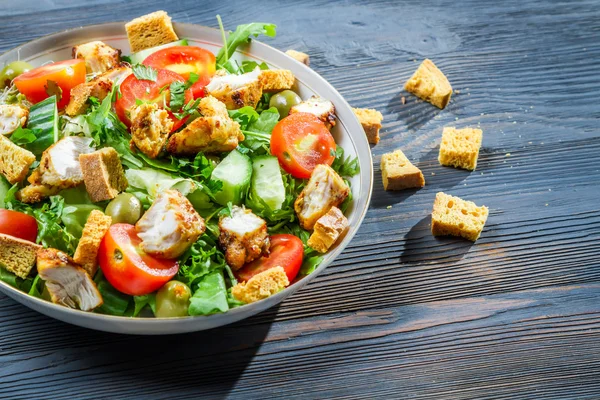 Gezonde salade gemaakt van verse groenten — Stockfoto