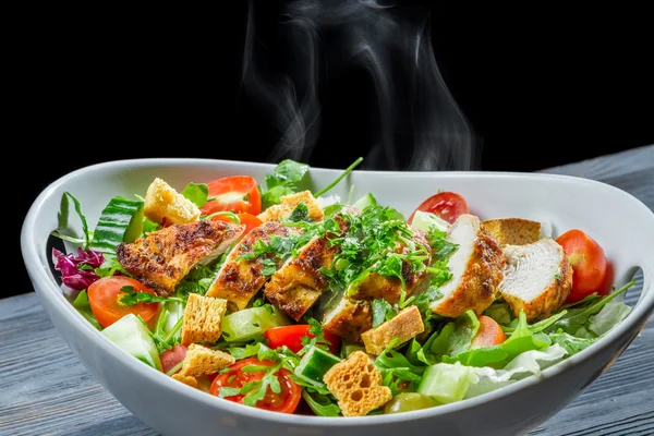 건강 한 샐러드 신선한 야채와 핫 치킨 — 스톡 사진