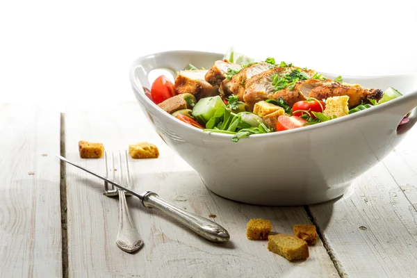 Frischer Salat mit Huhn auf weißem Hintergrund — Stockfoto