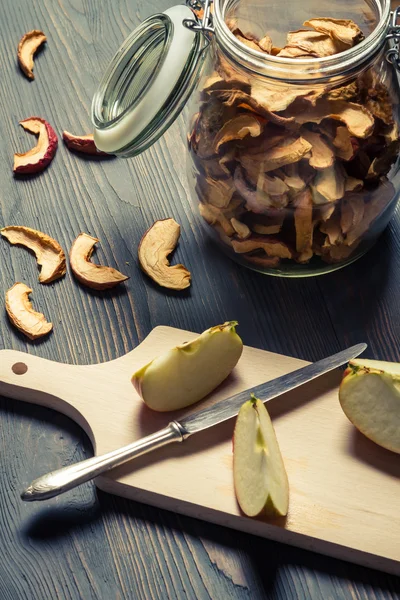 Сушеное и сырое яблоко в банке — стоковое фото