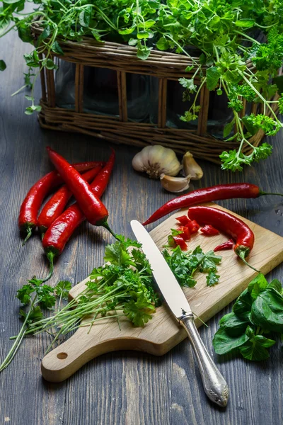 Frische Kräuter und Gewürze in altem Korb — Stockfoto