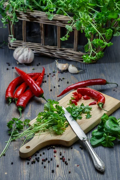 Kryddor och färska örter på skärbräda — Stockfoto