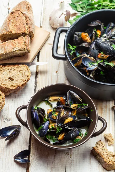 Cooked mussels with garlic and parsley — Stock Photo, Image