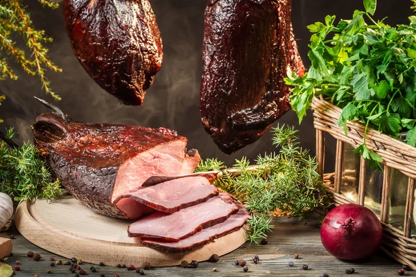 Frisch geräucherter Schinken in hausgemachter Räucherei — Stockfoto