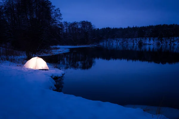 Размещение в экстремальном месте в зимнюю ночь — стоковое фото