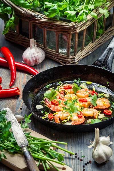 Garnalen geserveerd op een pan met verse kruiden — Stockfoto