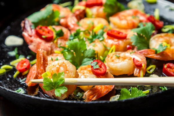 Closeu of tasting fried shrimp with chopsticks — Stock Photo, Image