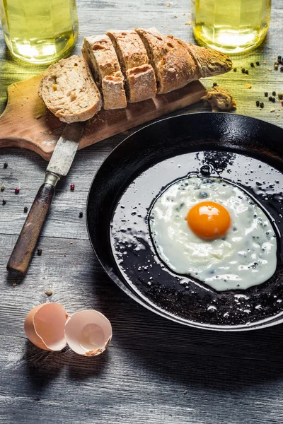 Huevo de carne para el desayuno en el campo —  Fotos de Stock