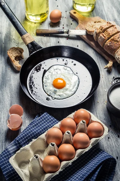 Uova fresche per colazione fritte su una pentola — Foto Stock