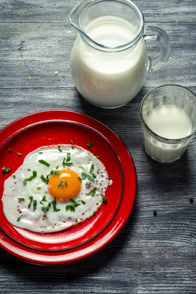 Land stijl eenvoudig ontbijt met eieren en melk — Stockfoto