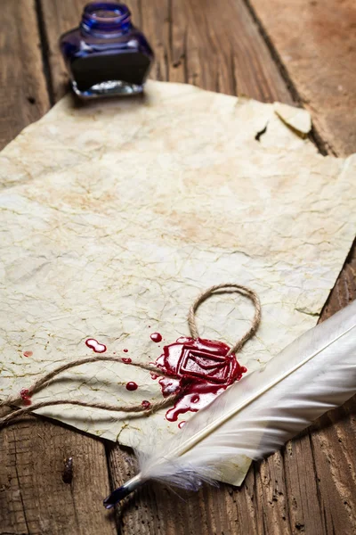 Rouleaux anciens et ancienne enveloppe avec encrier bleu — Photo