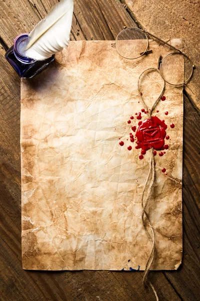Древние свитки и старый конверт с голубой чернильницей — стоковое фото