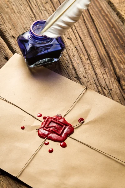 Древние свитки и старый конверт с голубой чернильницей — стоковое фото