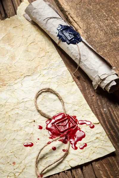 Rollos antiguos y sobre viejo con tintero azul — Foto de Stock