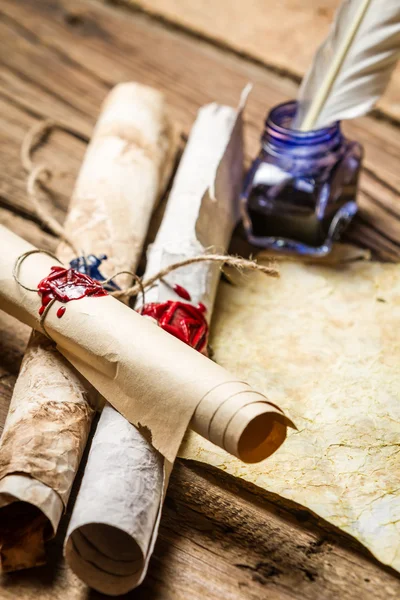 Rouleaux anciens et ancienne enveloppe avec encrier bleu — Photo