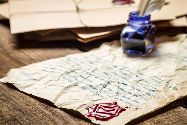 Rouleaux anciens et ancienne enveloppe avec encrier bleu — Photo