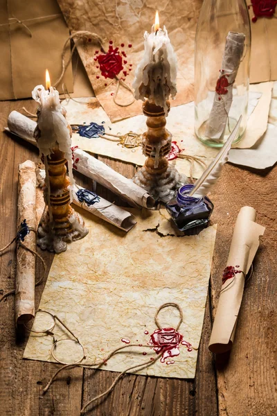 Fechar a mesa cheia de mensagens antigas e velas — Fotografia de Stock