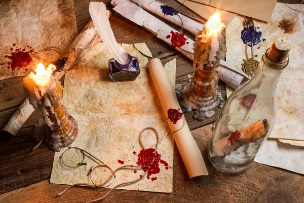 Gros plan de la table remplie de vieux messages et de bougies — Photo