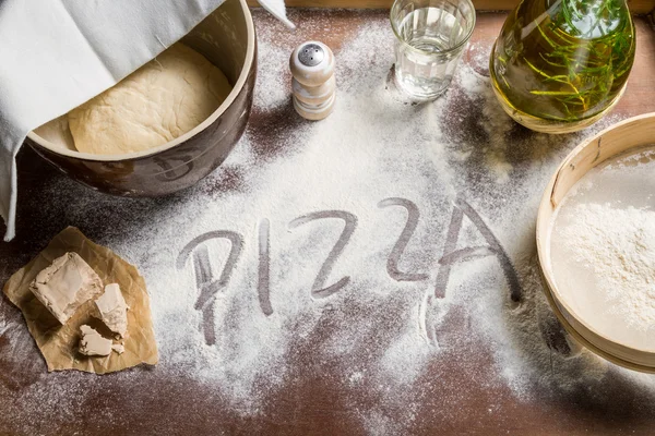 Gistdeeg voorbereiden pizza — Stockfoto