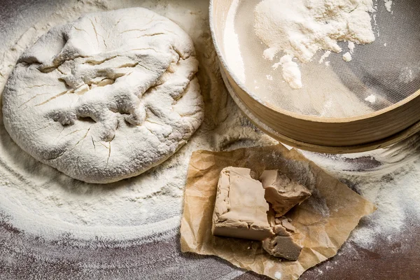 Homemade pizza dough made from yeast and flour — Stock Photo, Image