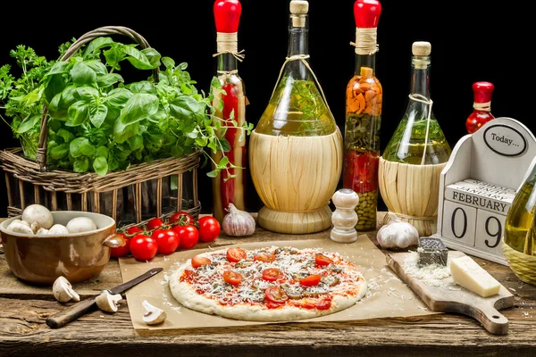 Hemmagjord pizza med färska ingredienser — Stockfoto