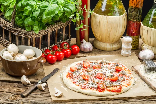 Preparare pizza fatta in casa con ingredienti freschi — Foto Stock