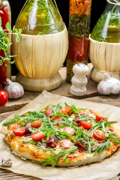 Zelfgemaakte pizza met prosciutto di parma — Stockfoto