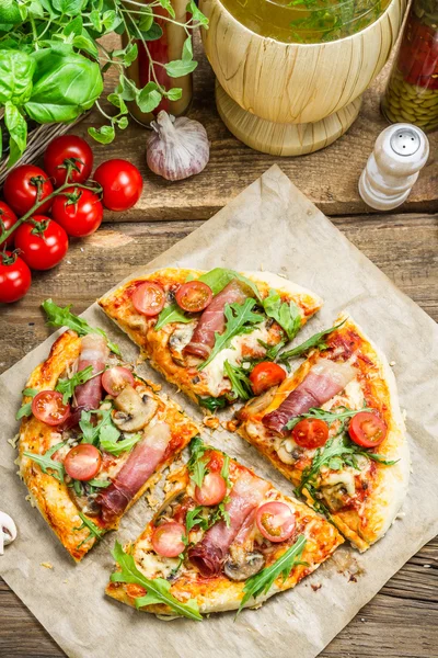 Pizza assada com legumes frescos — Fotografia de Stock