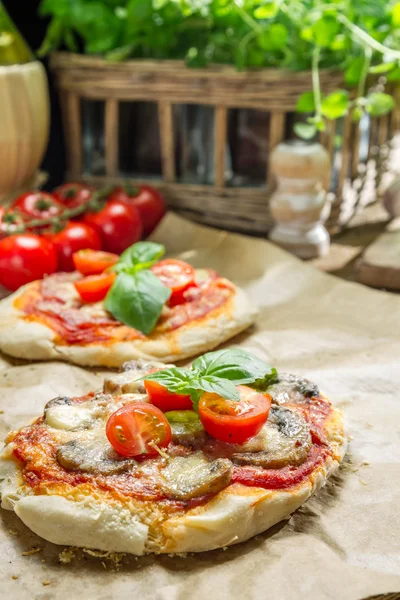 Zbliżenie ze świeżych składników, mini Pizza z pieczarkami — Zdjęcie stockowe