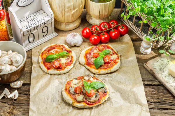 Fresh ingredients for a mini pizza — Stock Photo, Image