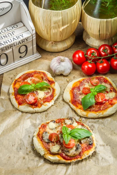 Fresh ingredients for a mini pizza with mushrooms — Stock Photo, Image