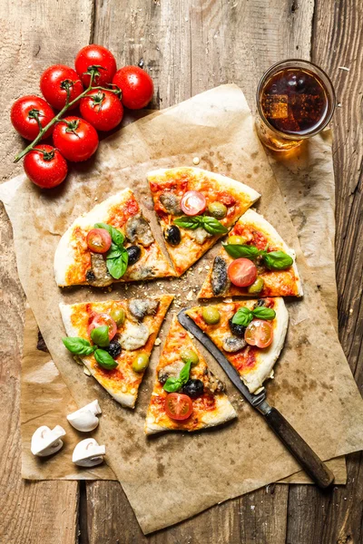 Pizza fraîchement cuite servie avec une boisson froide — Photo