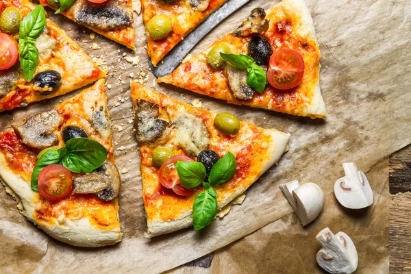 Nahaufnahme auf einer frisch geteilten Pizza — Stockfoto