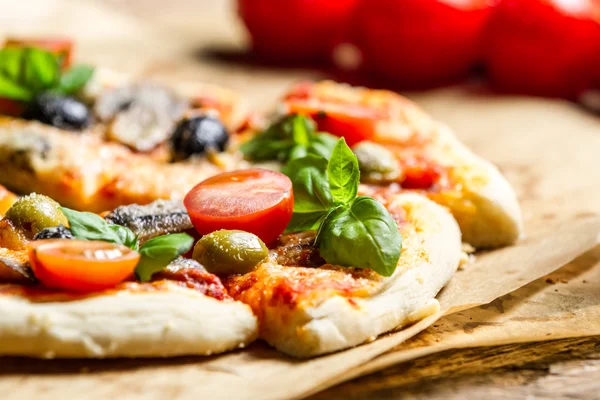 Primer plano de la pizza recién horneada con tomates y aceitunas —  Fotos de Stock