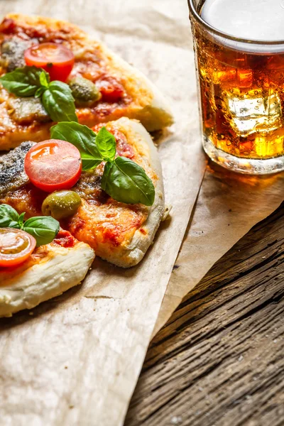 Pizza assada servida com uma bebida gelada com espaço de cópia — Fotografia de Stock