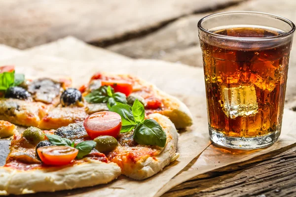 Gebakken pizza en geserveerd met koud drankje — Stockfoto