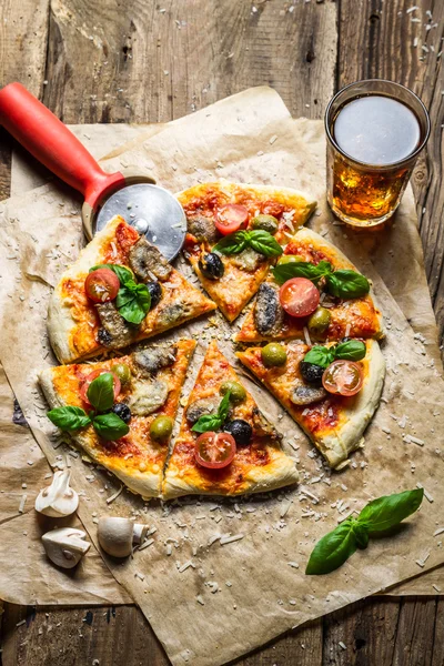 Cutting homemade pizza with mushrooms — Stock Photo, Image