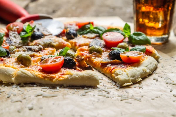 Närbild av hemmagjord pizza med tomater och Oliver — Stockfoto