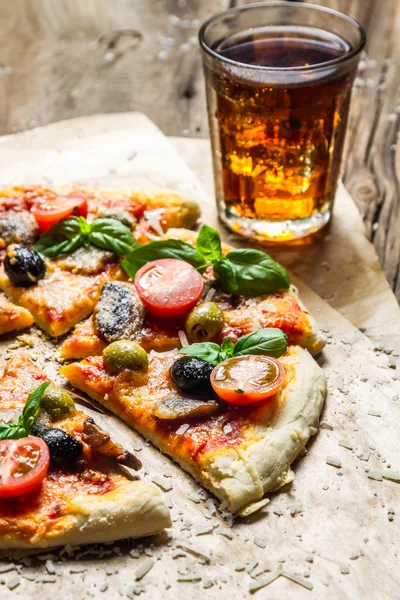 Pečené pizzy a podávaný s studený nápoj — Stock fotografie