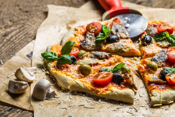 Nahaufnahme von hausgemachter Pizza mit Pilzen — Stockfoto