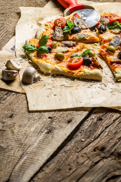 Freshly pizza served with red wine — Stock Photo, Image