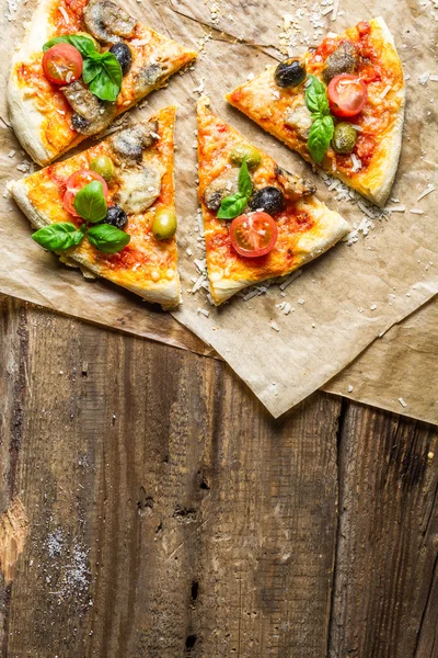 Nybakade pizza serveras med rött vin — Stockfoto