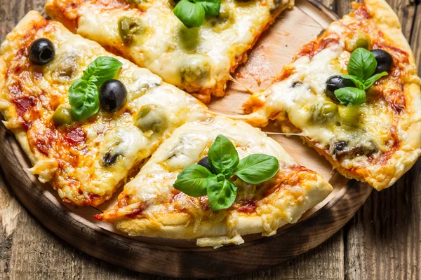 Closeup čerstvě upečenou pizzu se sýrem — Stock fotografie