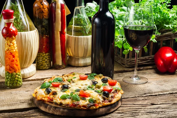 Свежая пицца с красным вином — стоковое фото