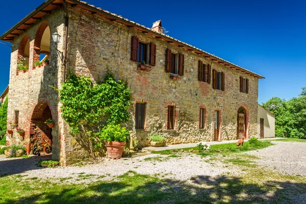 Tuscany Perdesaan rumah di musim panas, Italia — Stok Foto