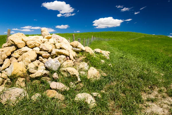Hög med stenar i Toscana området på sommaren, Italien — Stockfoto