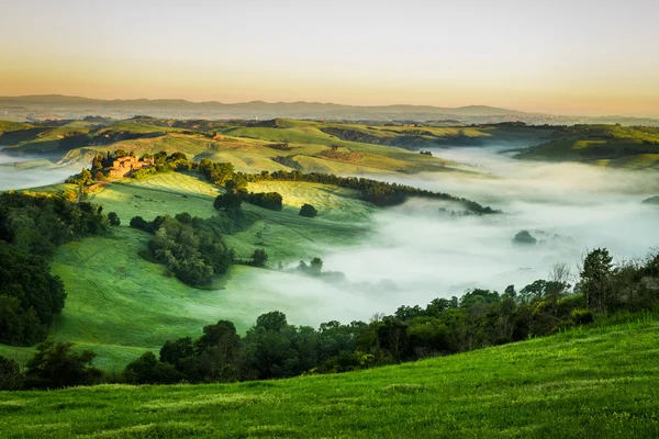 Foggy Valley por la mañana, Toscana — Foto de Stock