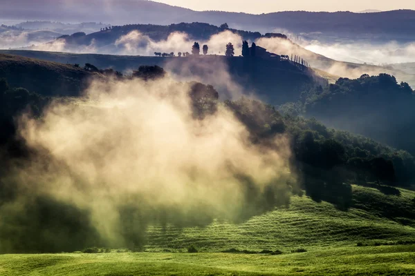 Утренний туман в долине между холмами — стоковое фото
